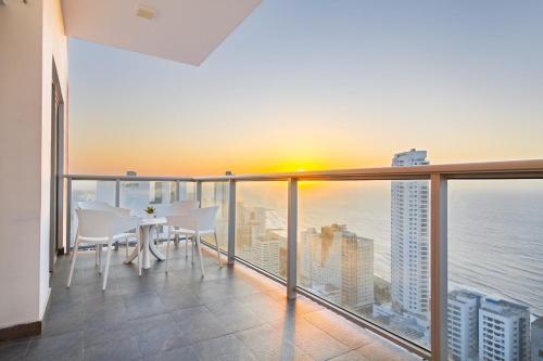 Fully furnished apartment, floor 33, with sea view