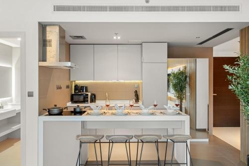 FIRST CLASS 1BR Luxury Meets Simplicity, Dubai (photo 3)