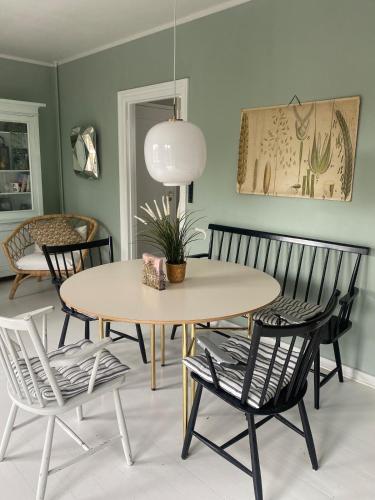 Stylish 3- bedroom Home with Garden & Terrace- Sleeps up to 6 guests