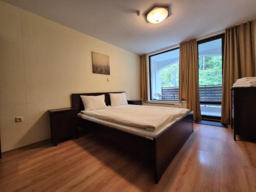 2 bedrooms, 4 beds