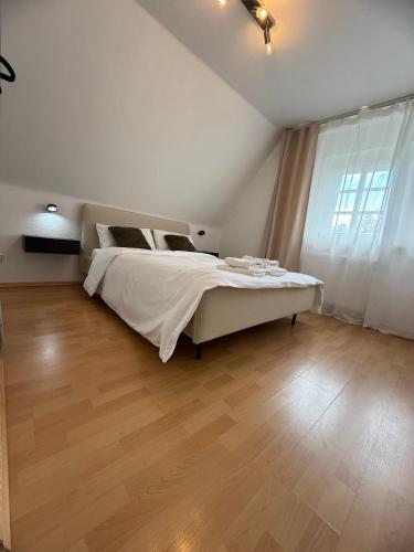 Modernes Familienapartment mit Parkplatz nahe Großer Garten, Drážďany (fotografie 7)