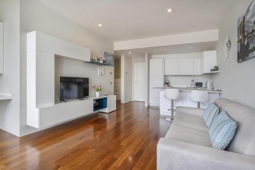 Modern Penthouse with Terrace and Parking - image 3