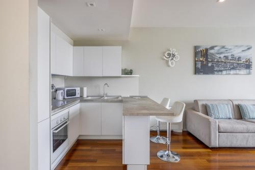 Modern Penthouse with Terrace and Parking - image 11