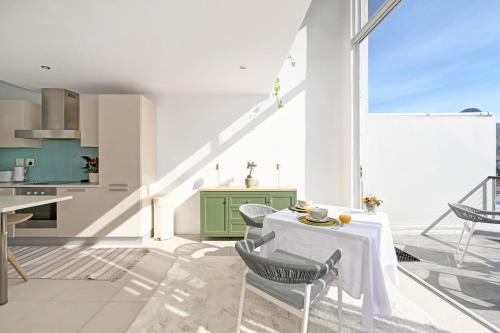 Serene Penthouse with Iconic Views with Private Pool in 維里德荷克