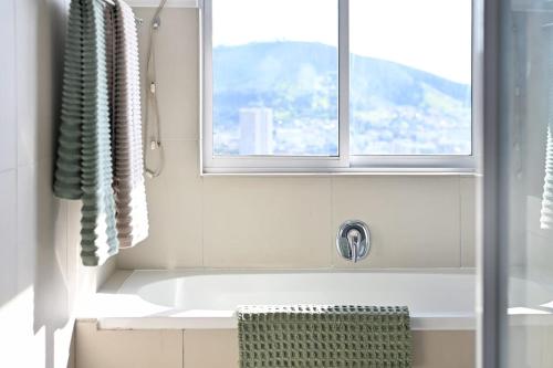 Serene Penthouse with Iconic Views with Private Pool in 維里德荷克