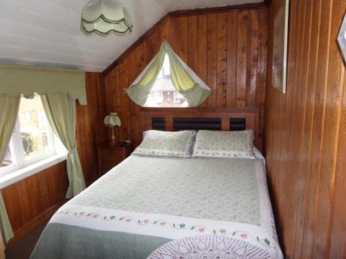 1 queen bed