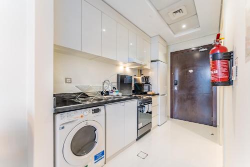 Furnished Studio Near Circle Mall, Close to Parks, Jogging Tracks, Bus Stops And Grocery Stores - Damac Ghalia, JVC by Deluxe Holiday Homes, Dubai (photo 3)