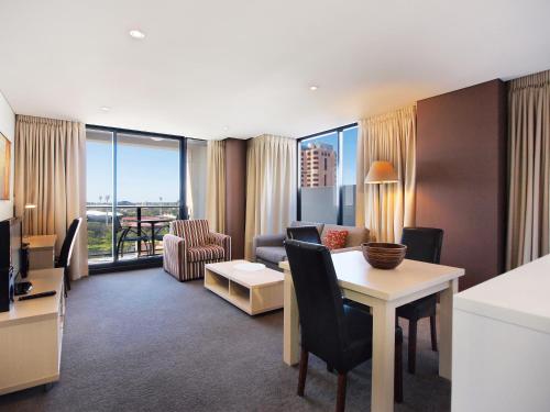 Photo - Oaks Adelaide Horizons Suites