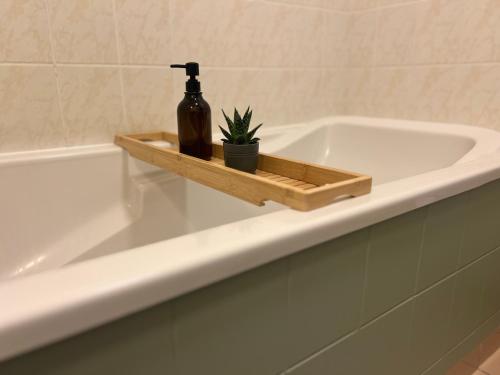 Bathroom, La Maison du Cedre in Benevent-l'Abbaye