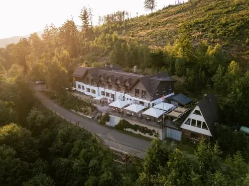 Die Triniushütte "Thüringens schönste Aussicht" in Rauenstein, Deutschland