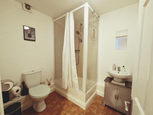 St Johns Road - Central & Quiet One Bedroom Flat - Walk to Sights, Bath (photo 5)
