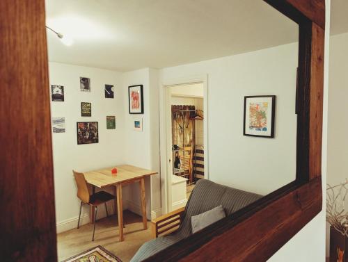 St Johns Road - Central & Quiet One Bedroom Flat - Walk to Sights, Bath (photo 9)