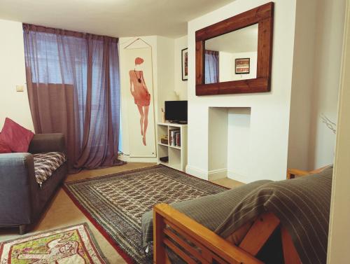St Johns Road - Central & Quiet One Bedroom Flat - Walk to Sights, Bath (photo 2)