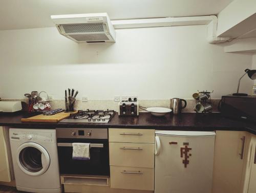 St Johns Road - Central & Quiet One Bedroom Flat - Walk to Sights, Bath (photo 6)