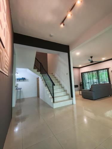 บ้านเดี่ยว 4 ห้องนอน 3 ห้องน้ำส่วนตัว ขนาด 213 ตร.ม. – ซิมปัง (Air-home M1 Simpang, 4BR, 10pax, Netflix) near ป้อมงะห์อิบราฮิม