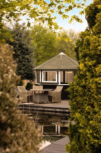 Kert, Wellness Tuin - Boudoir Suite - Ultieme Partner Beleving - Indoor Jacuzzi en Openhaard en prive Saun in Verspreide huizen Horst