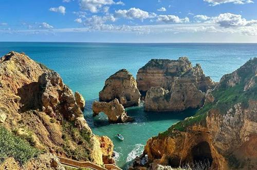 Cascais Accommodations Series in โกเบร