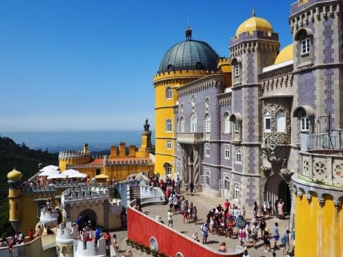 Cascais Accommodations Series in โกเบร