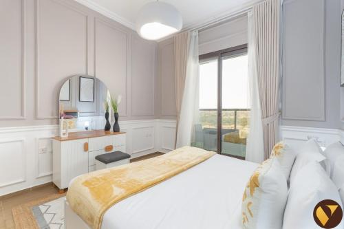 Vogue Elite Sports City One Bedroom Apartment with Balcony with Golf Views, Dubai (Foto 6)