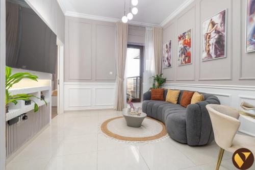 Vogue Elite Sports City One Bedroom Apartment with Balcony with Golf Views, Dubai (Foto 8)