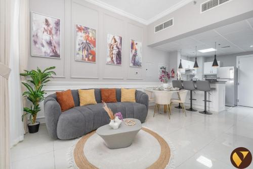 Vogue Elite Sports City One Bedroom Apartment with Balcony with Golf Views, Dubai (Foto 10)