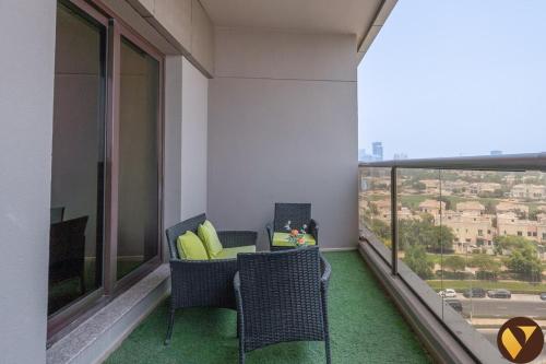 Vogue Elite Sports City One Bedroom Apartment with Balcony with Golf Views, Dubai (Foto 7)