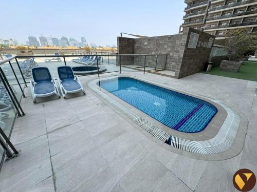 Vogue Elite Sports City One Bedroom Apartment with Balcony with Golf Views, Dubai (Foto 3)