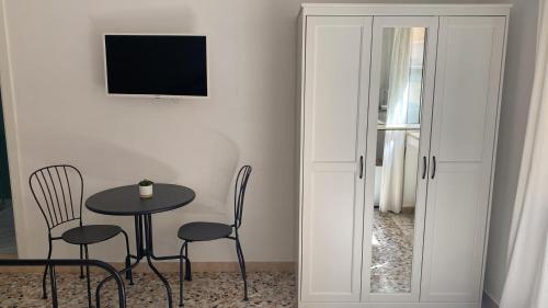 Alvarez De Toledo – Naples, CO