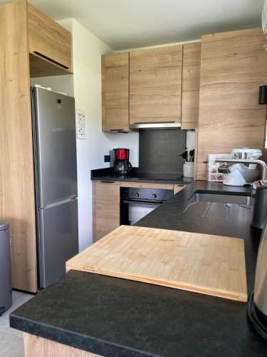 Kitchen, T2 cosy avec terrasse et jardin a Belley in Belley