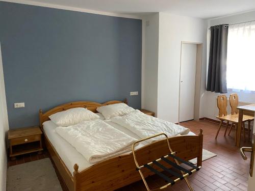 2 queen beds, 2 bunk beds