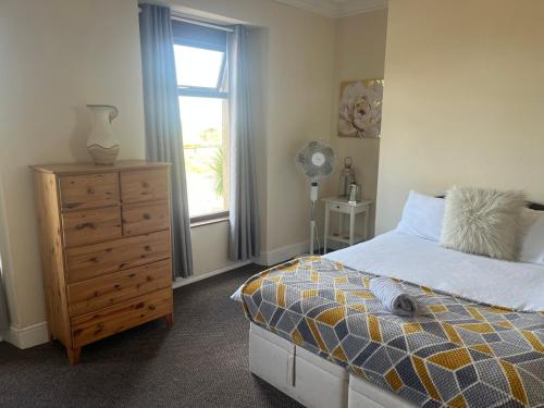 284 - Room 5 - Beachfront - Fantastic sea views in Swansea Városközpont