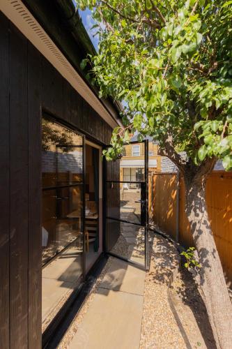 Lin Song House South London Garden Room Getaway 3