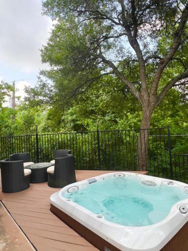 Vacation Home with Whole Home Air Cleaner and Jacuzzi, Austin