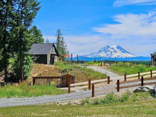 . Stunning Mt Rainier Views!tahoma Ridge Cottage