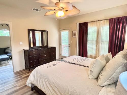 Vacation Home with Whole Home Air Cleaner and Jacuzzi, Austin (photo 7)