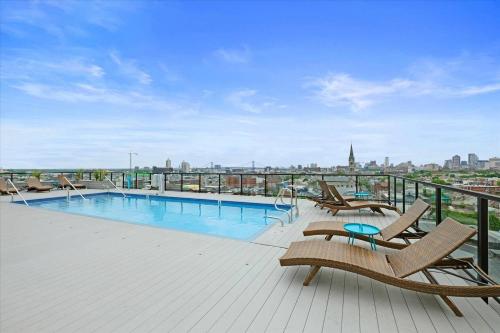 Studio Lux Apt With Seasonal Rooftop Pool Access in Philadelphia, USA
