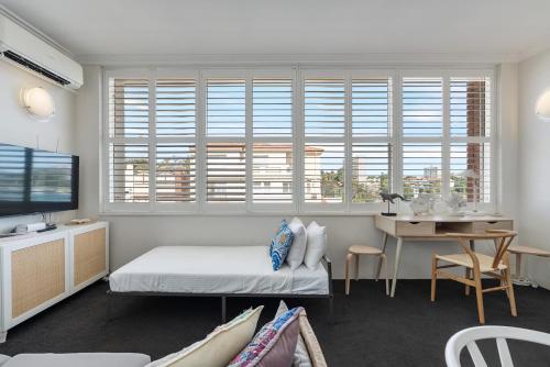 Bay Court II -Spacious Studio next to Hayes Beach - image 8