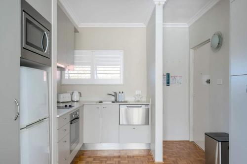 Bay Court II -Spacious Studio next to Hayes Beach - image 4