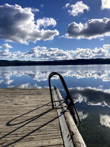 Nature- & lakeside accommodation in เลรูม
