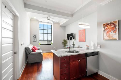 Grand 1br W Rooftop Pool & Gym detail