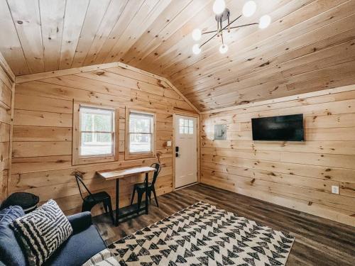 Cabin #10 One Bedroom W Kitchenette in Hartwell, USA
