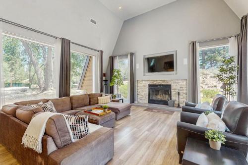 Glass Peak-Ultra-Modern Fox Farm Retreat with Hot Tub, Sauna, Games, and More