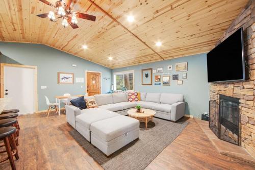 Country Club Cabin ~ Dog-friendly cabin in heart of Big Bear with hot tub, gas fireplace, & deck in 大貝爾城 (CA)