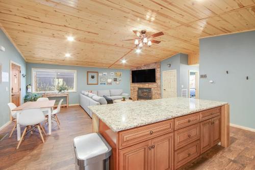 Country Club Cabin ~ Dog-friendly cabin in heart of Big Bear with hot tub, gas fireplace, & deck in 大貝爾城 (CA)