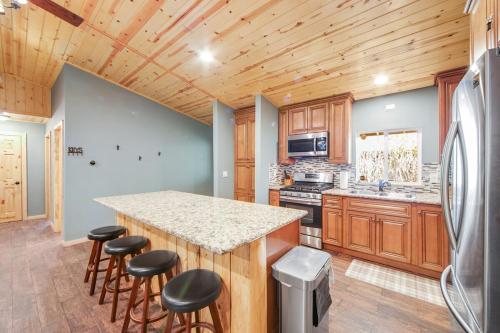 Country Club Cabin ~ Dog-friendly cabin in heart of Big Bear with hot tub, gas fireplace, & deck in 大貝爾城 (CA)