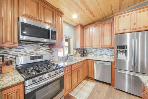 Country Club Cabin ~ Dog-friendly cabin in heart of Big Bear with hot tub, gas fireplace, & deck in 大貝爾城 (CA)