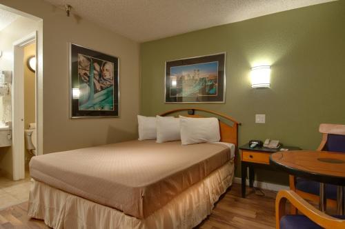 Vagabond Inn Bakersfield South Room Type - Deluxe Queen Non-Smoking