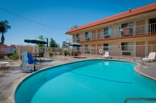 Vagabond Inn Bakersfield South photo 1