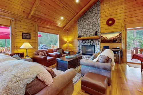 Moonridge Branchwater Lodge with Hot Tub & Game Loft Near Bear Mountain