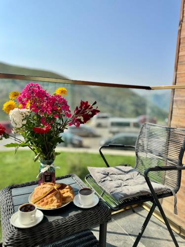 Balcony with Mountain View Steps from Ski Lift 50m
